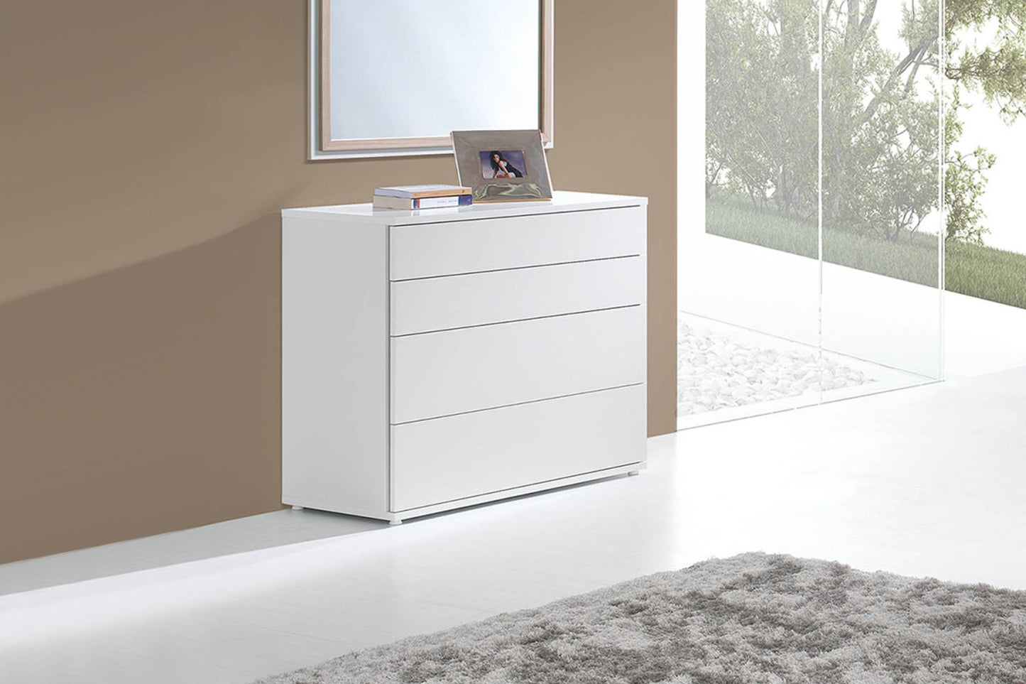 Chest of drawers for the bedroom with 4 drawers in a white wood finish.