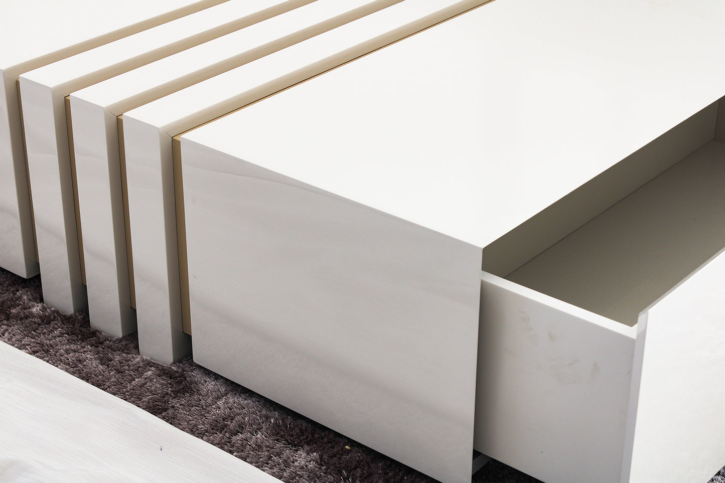 Vector coffee table with 2 discreet drawers