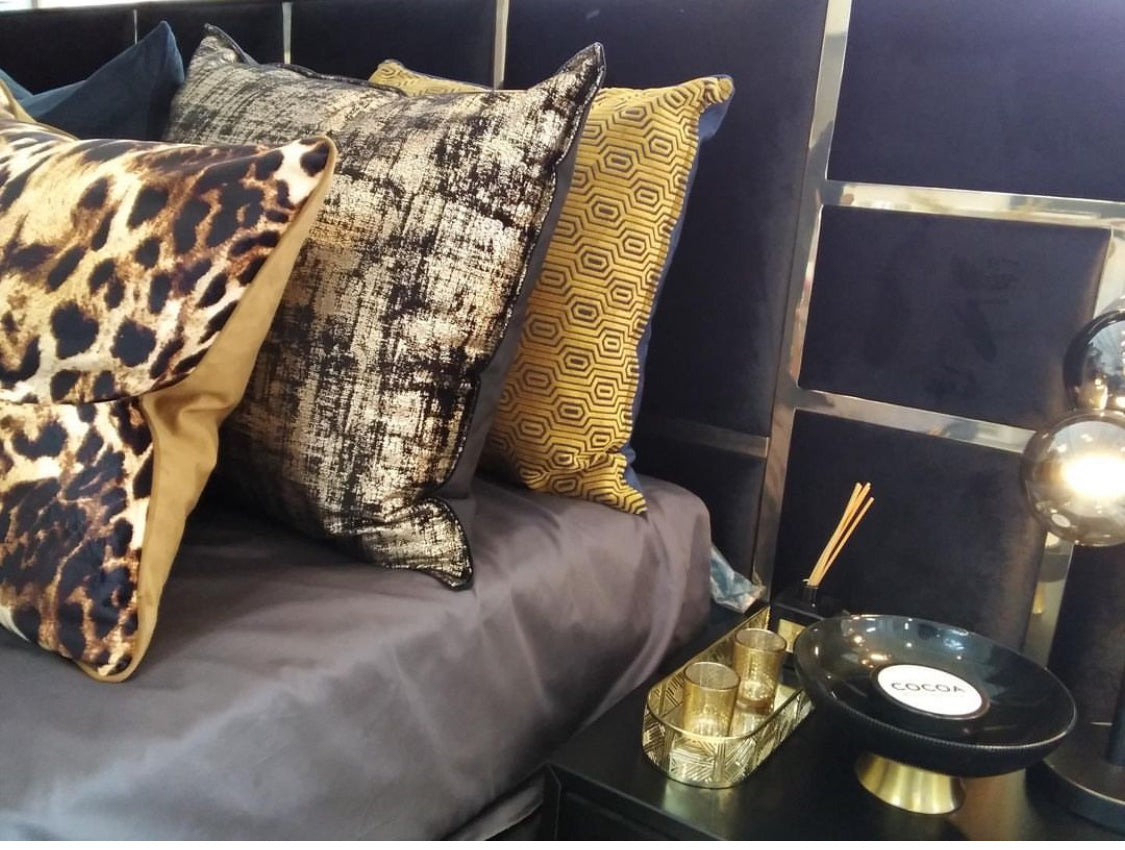 Black and shimmery gold leaf scatter cushion in size 60x60.