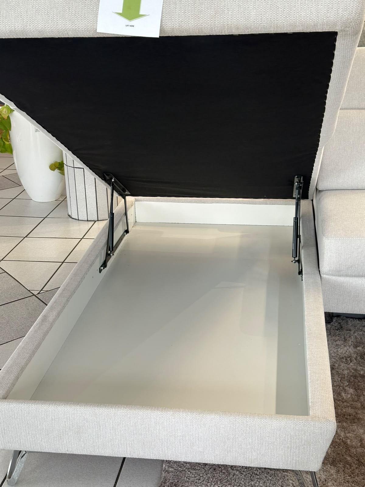Easy lift storage  trunk under the sofa daybed. GALERIA FURNITURE SA. 