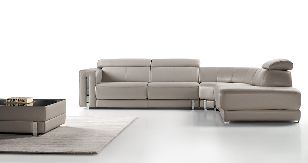 Leather corner sofa with docking sound station, adjustable headrests and removable ottomans. The Walter corner couch in genuine leather seats 8 people. The sofa is available in an elegant beige leather.