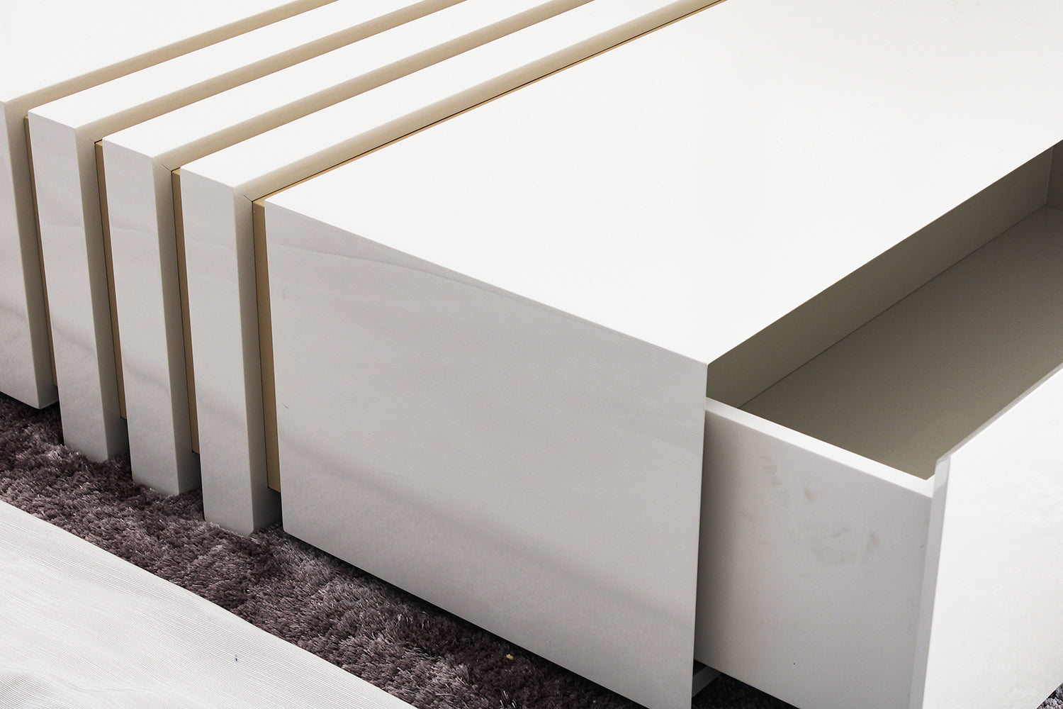 Vector coffee table with 2 discreet drawers